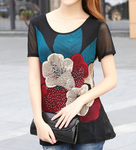 เสื้อผ้าแฟชั่นผู้หญิงพร้อมส่ง : เสื้อแฟชั่นสีไวน์แดงแต่งลายดอกไม้ ปักผ้า สวยมากๆจ้า