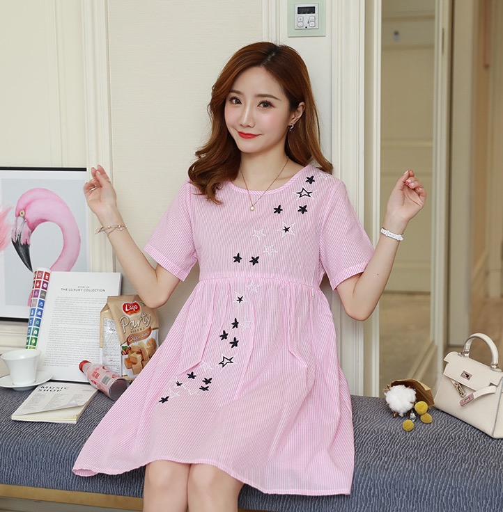 ชุดคลุมท้องเปิดผ้าฝ้ายลายตรง เปิดให้นมแนวนอน ปักลายดาว มีเชือกผูกปรับขนาดครรภ์ M,L,XL,XXL