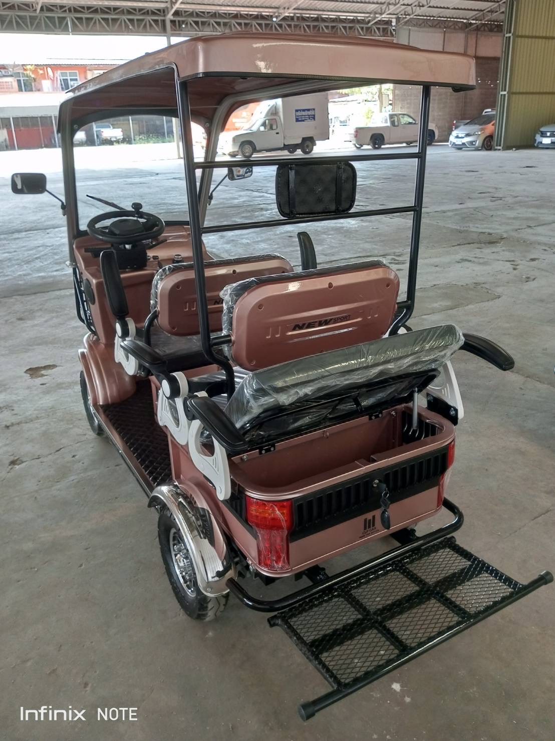 รถกอล์ฟไฟฟ้า 4 ล้อ 6 ที่นั่ง รุ่น M-04T ขับแบบพวงมาลัย