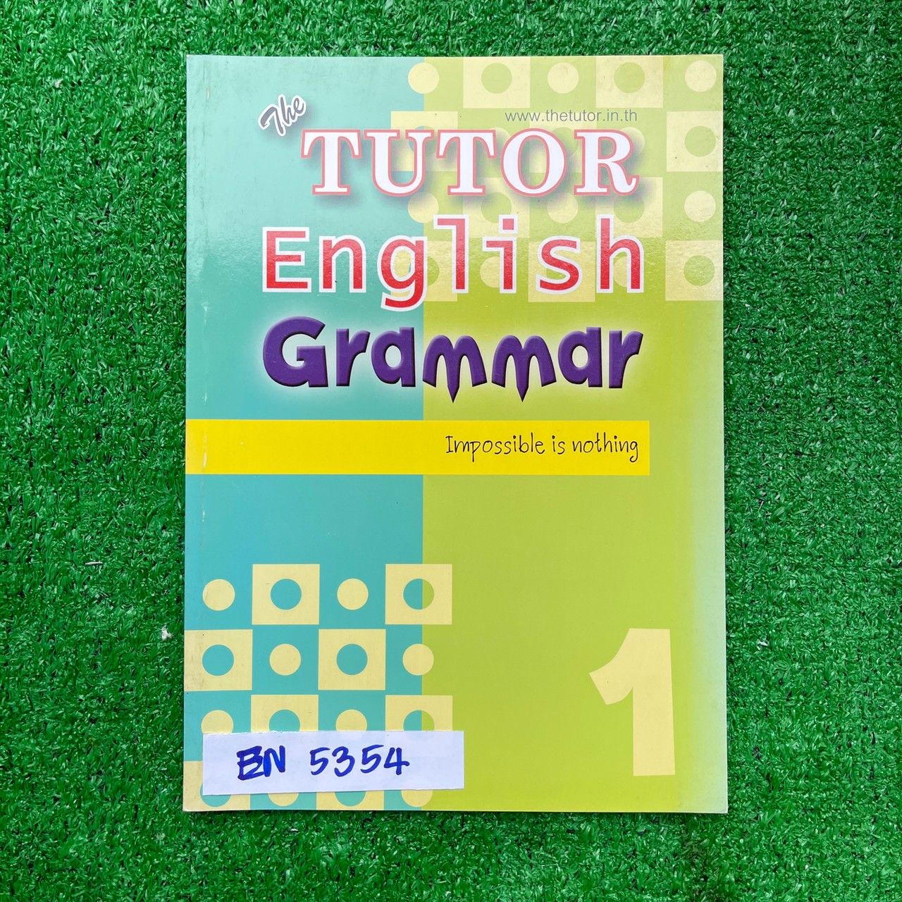 EN5354 [The Tutor เดอะติวเตอร์] English Grammar I มีเนื้อหาหลัก grammar ทั้งปูพื้นอัดสูตร และตะลุยโจทย์ graamar กว่า 10 เรื่อง หนังสือเล่มเปล่าไม่มีเขียน มีเฉลยคำตอบท้ายเล่ม หนังสือมี 135 หน้า ขาย 350฿