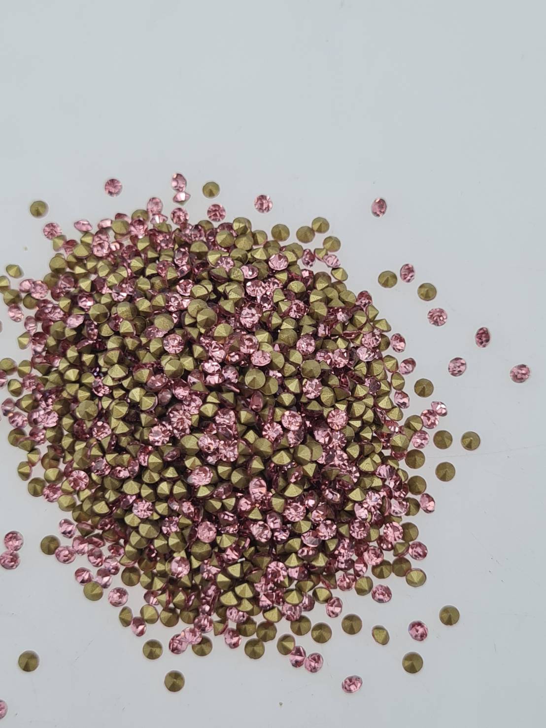 เพชรคริสตัลก้นแหลมขนาด 2.0 มิลลิเมตร (SS6) เพชรคริสตัลสำหรับงานเครื่องประดับ เพชร คริสตัล เบอร์ 6 ขนาด 2.0มิลลิเมตร 1 ถุงบรรจุ1440 เม็ด