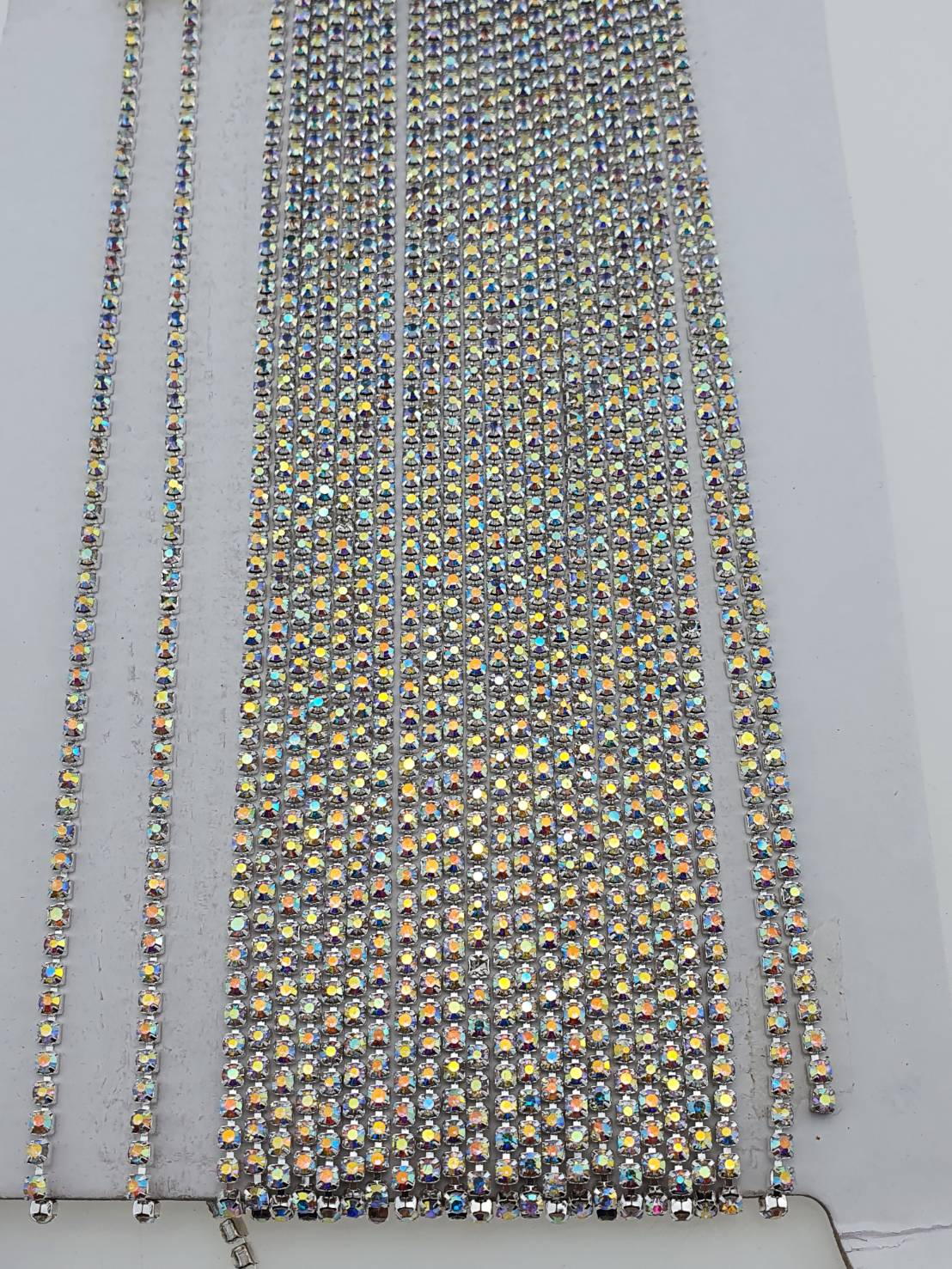 เพชรเส้นขนาด ต่างๆ สำหรับงานตกแต่งเครื่องประดับสามารถทำการเชื่อมได้ด้วยมีขนาดต่างๆทั้งสีขาวและสีรุ้ง