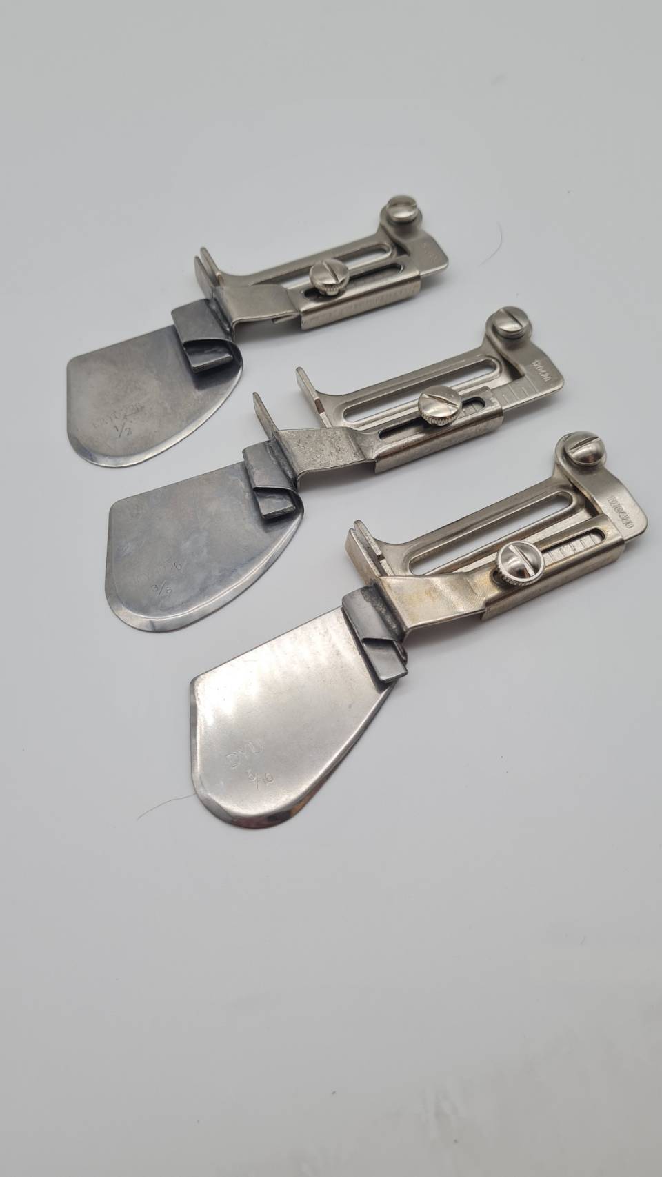 ซองพับชายผ้าแบบไม่อมขอบผ้าสำหรับจักรอุตสาหกรรมเข็มเดี่ยวแถมน็อตยึด