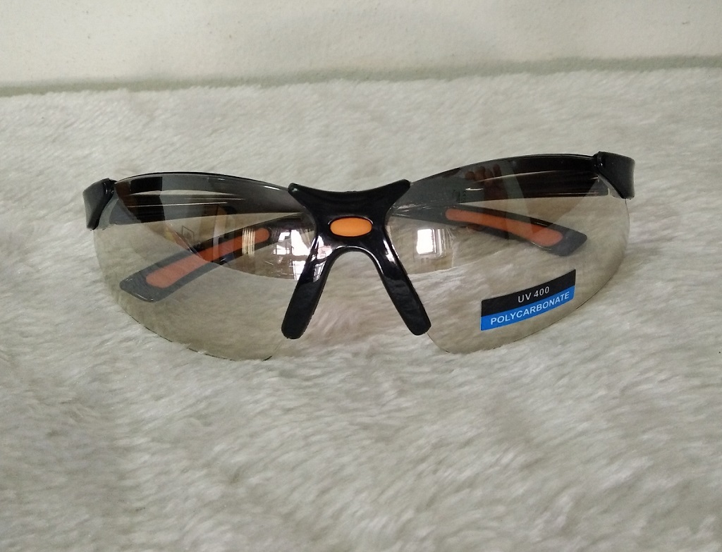 แว่นนิรภัยเลนส์ UV safety B733