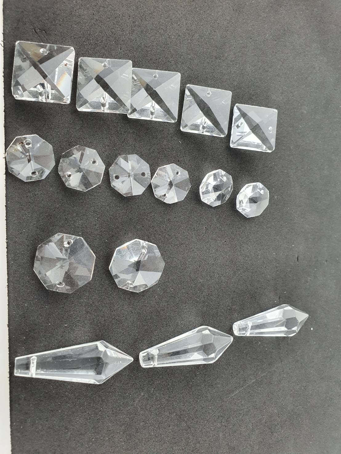 คริสตัลห้อย คริสตัลแปดเหลี่ยมสำหรับประดับสถานที่มีหลายแบบสามารถร้อยเป็นเส้นด้วยห่วงลวด