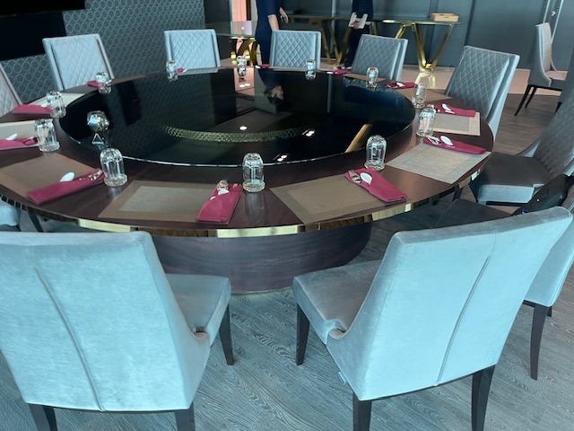 Trp. โต๊ะกลม ขอบคิ้วทอง ขนาด 280 ซม.พร้อมชุดจานหมุนอาหาร กระจกกรม 200 ซม.ฐานรองหมุนไฟฟ้าถ่านชาร์ทรีโมท 1 ชุด