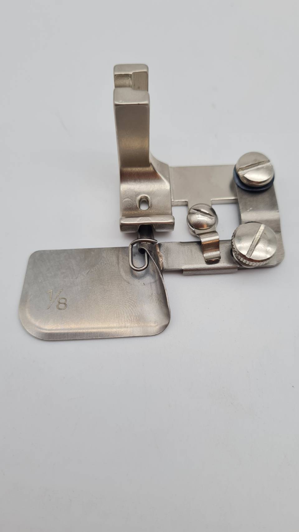 ตีนผีพับชายแบบซองสำหรับจักรอุสาหกรรมเข็มเดี่ยวติดตั้งง่ายใช้งานง่ายสามารถโยกซองเข้าออก ได้ มี 3 ขนาด ให้เลือก ใช้กับจักรเข็มเดี่ยว เหมาะกับช่างเย็บผ้า