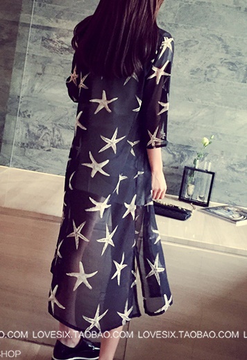 เสื้อผ้าแฟชั่นผู้หญิงพร้อมส่ง : เสื้อคลุมแฟชั่นสีดำ แต่งลายดาวสดใส น่ารักๆจ้า