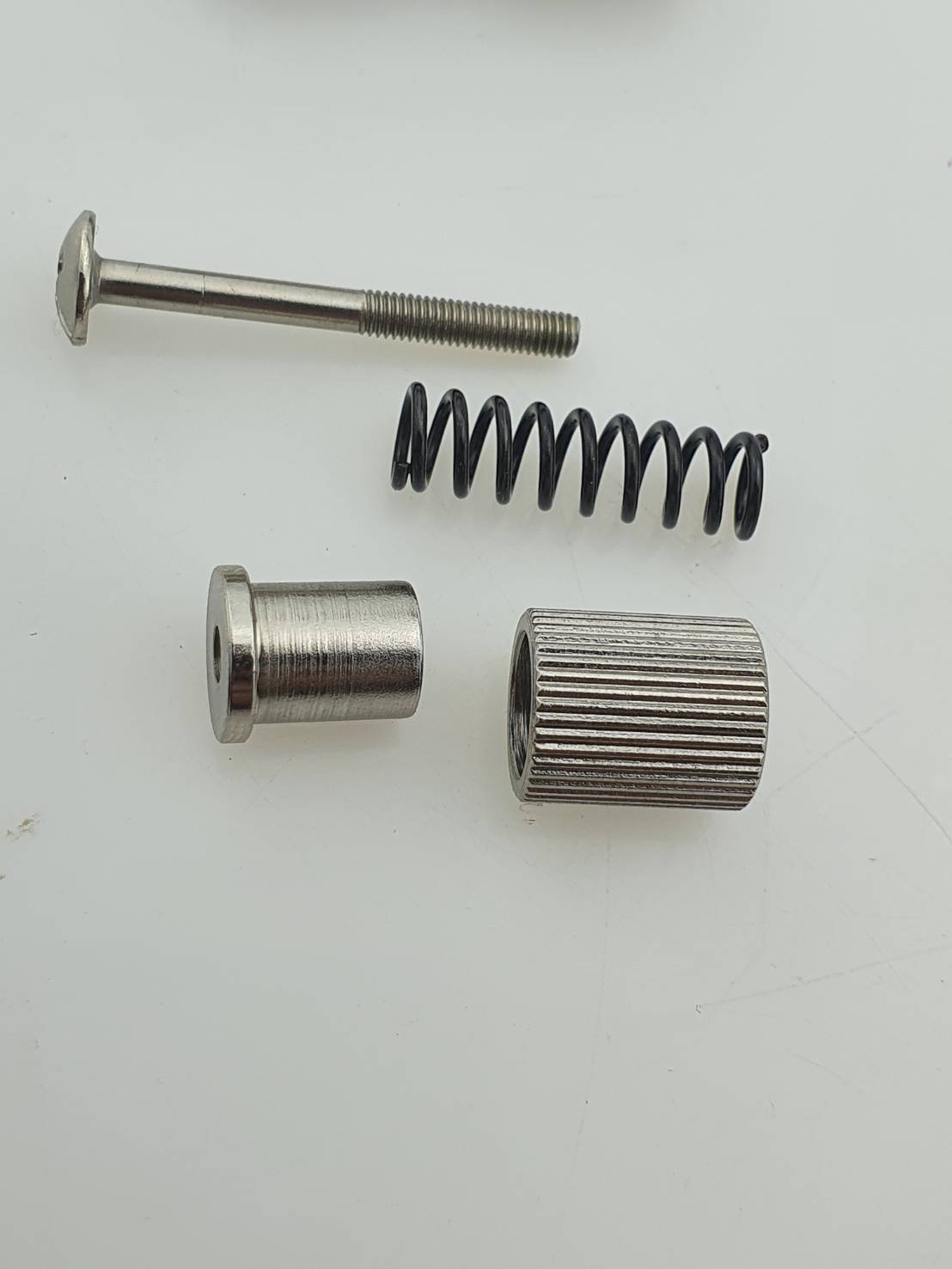 น๊อตยึดตีนผี สำหรับจักรอุตสาหกรรมเข็มเดียว ช่วยลดขั้นตอนการเปลี่ยนตีนผีโดยไม่ต้องให้ไขควง ใช้งานง่าย ยึดได้แน่น มากๆ