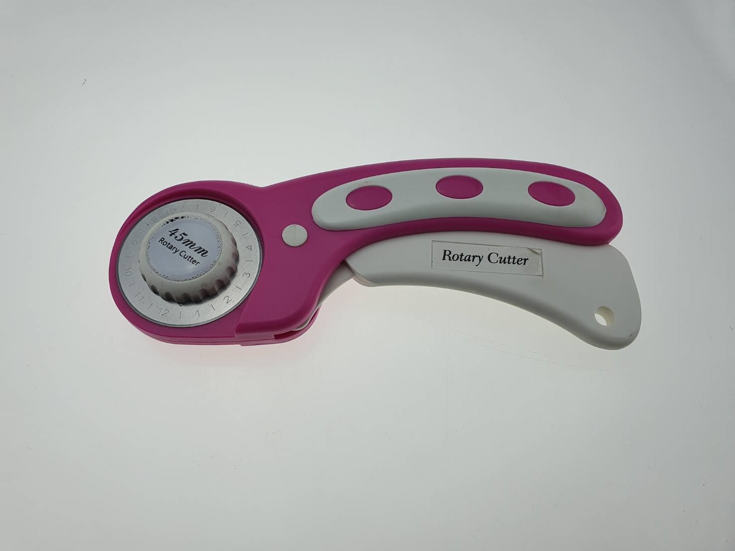 มีด โลตารี่กลมสำหรับตัดผ้าขนาด 45 มิลลิเมตร ใบสามารถถอดเปลี่ยนได้ ใช้งานง่ายใช้ตัดผ้าบนแผ่นรองตัด