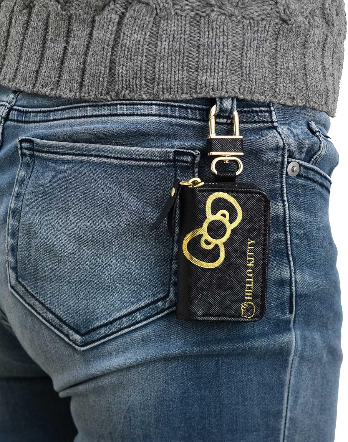 [PRE-ORDER] ซองหนัง ใส่กุญแจ รีโมทรถยนต์ กระเป๋าใส่กุญแจรถ คิตตี้ สีดำ ลายทอง Hello Kitty Car Key Case