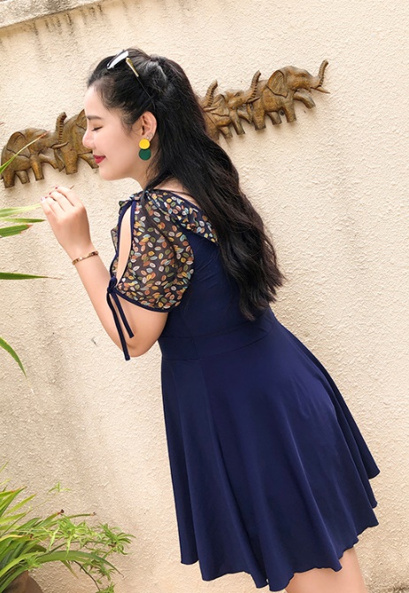 ชุดว่ายน้ำคนอ้วน 7xl พร้อมส่ง :ชุดว่ายน้ำสีน้ำเงินแต่งลายใบไม้ผูกคอ มีกางเกงขาสั้นใส่ด้านในแบบสวย น่ารักมากๆจ้า:รอบอก40-50นิ้ว เอว36-48นิ้ว สะโพก40-54นิ้วจ้า