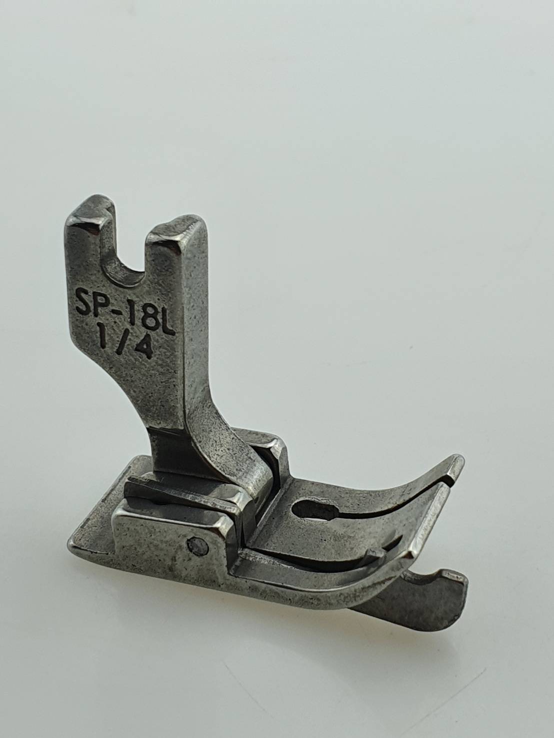 ตีนผีกั้นซ้าย SP-18L สำหรับ เย็บและกั้นระยะเช่น คิ้ว สำหรับจักรเข็มเดี่ยวอุตสาหกรรม