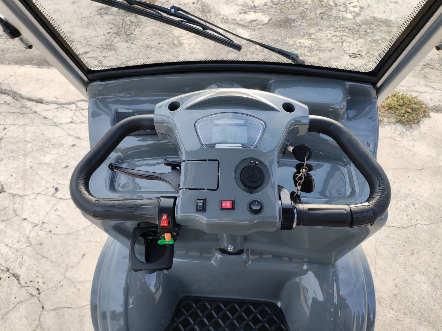 รถไฟฟ้า 4 ล้อ รุ่น M-01T 4-5 ที่นั่ง สีเทา