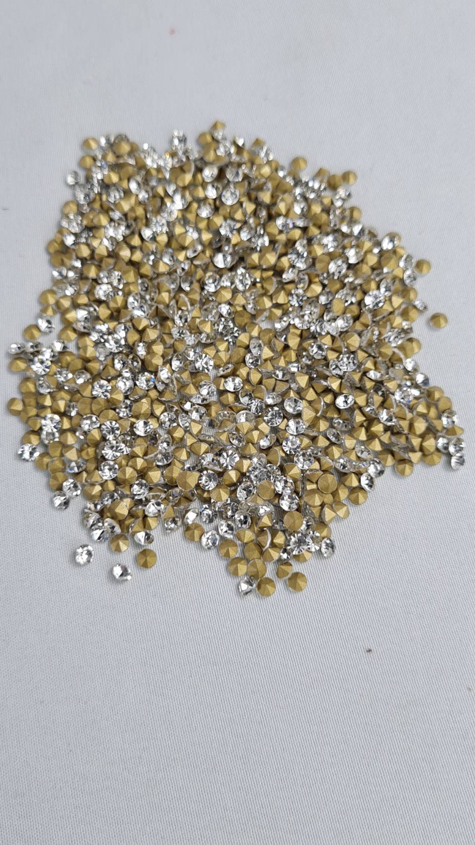 คริสตัลก้นแหลม (เนื้อ แก้วคริสตัล) เพรชก้นแหลมขนาด 1มิลลิเมตร ถึง 10มิลลิเมตร สีขาวใสก้นปรอทเงา สำหรับงานเครื่องประดับ กรอบพระเครื่องประดับไทย