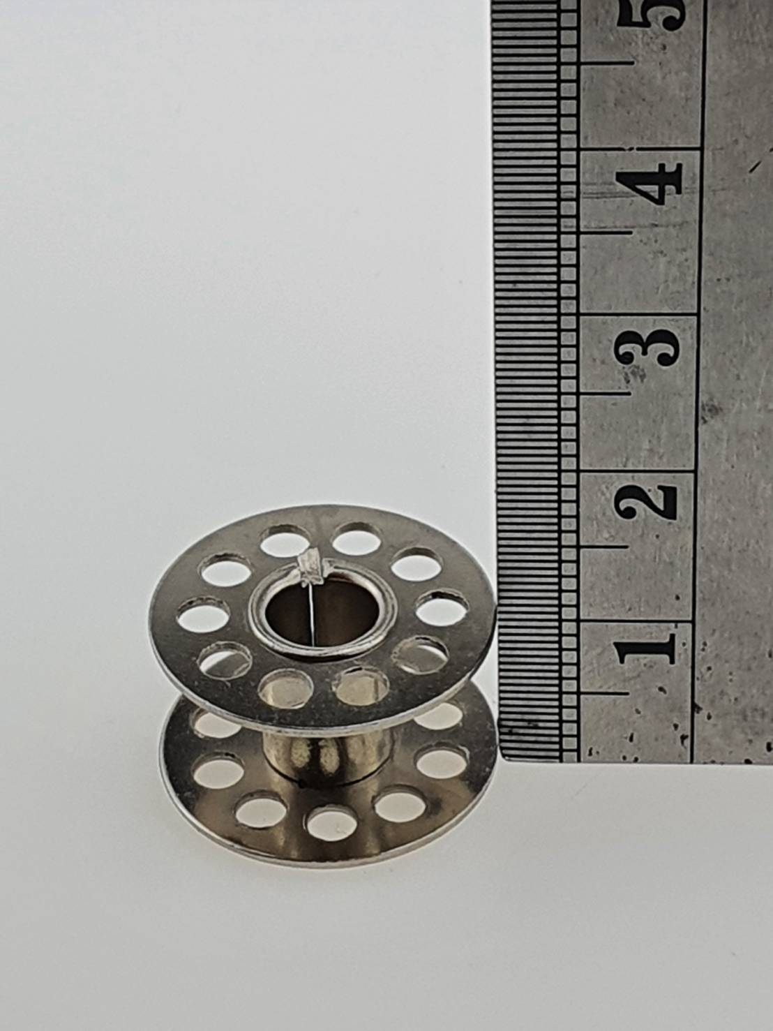 กะโหลกและกระสวยจักรหัวดำ เป็นกะโหลกคุณภาพดีสำหรับจักรเย็บผ้าหัวดำ