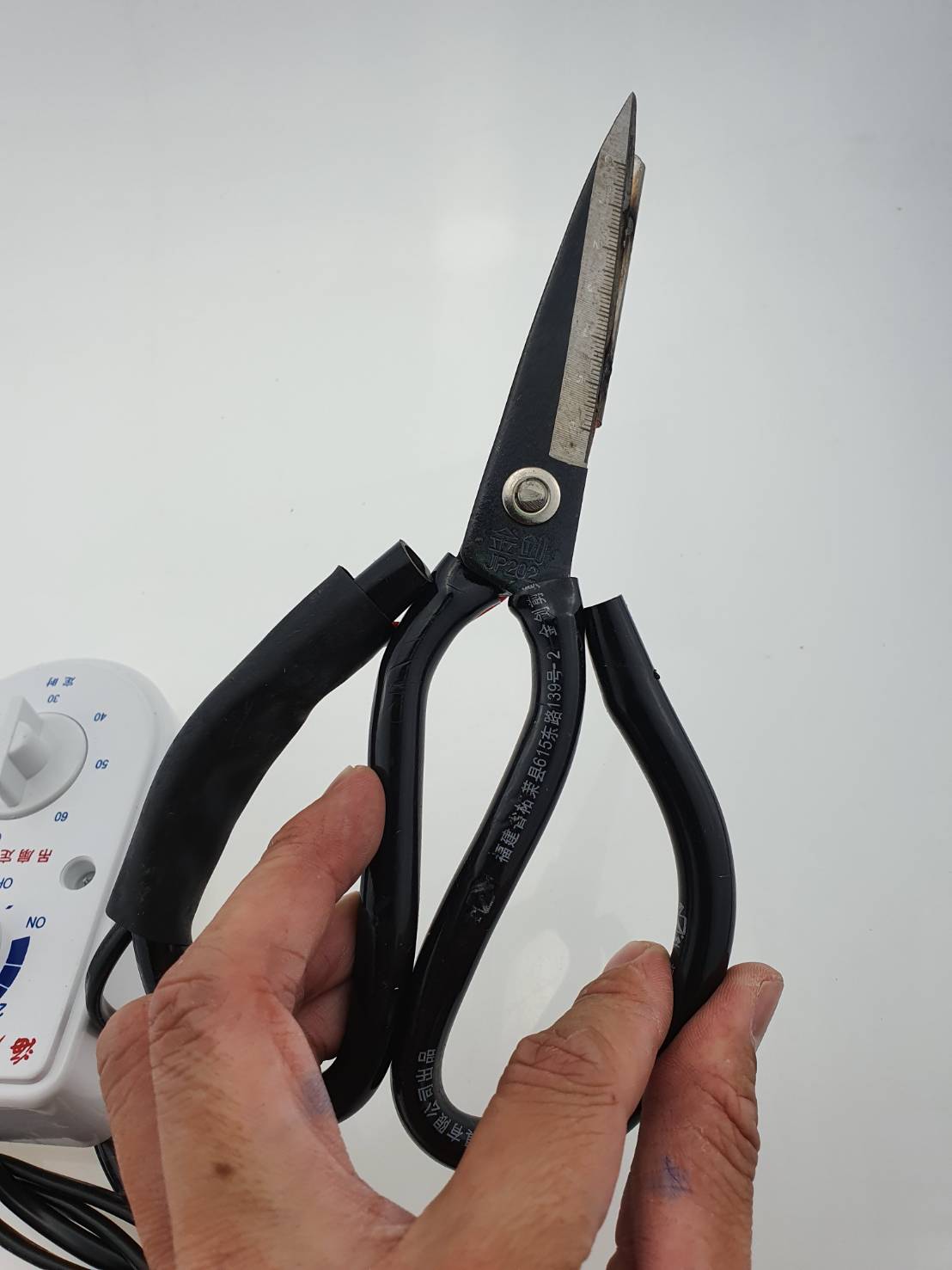 กรรไกรความร้อนตัดผ้าใช้สำหรับการตัดเสื้อผ้าให้เรียบไม่เป็นขุยร้อน 800 องศา