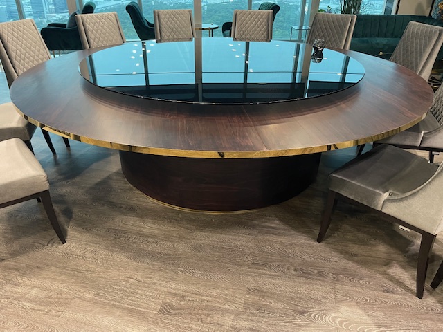 Trp. โต๊ะกลม ขอบคิ้วทอง ขนาด 280 ซม.พร้อมชุดจานหมุนอาหาร กระจกกรม 200 ซม.ฐานรองหมุนไฟฟ้าถ่านชาร์ทรีโมท 1 ชุด