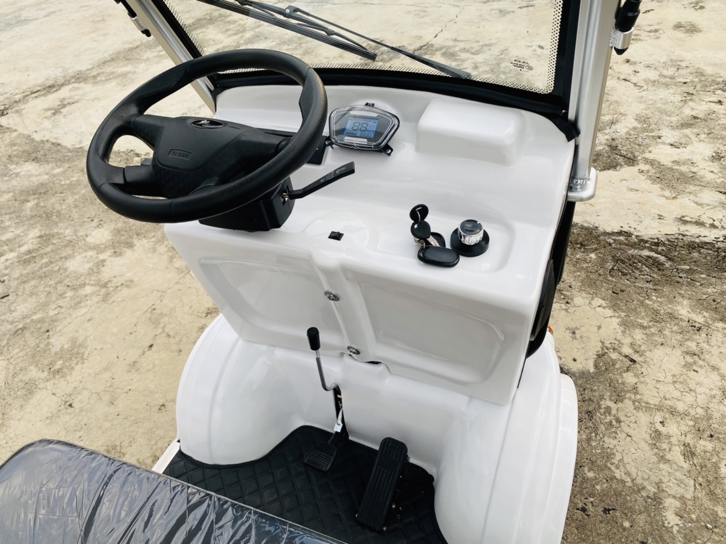 รถกอล์ฟไฟฟ้า 4 ล้อ 4 ที่นั่ง รุ่น M-04 ขับแบบพวงมาลัย