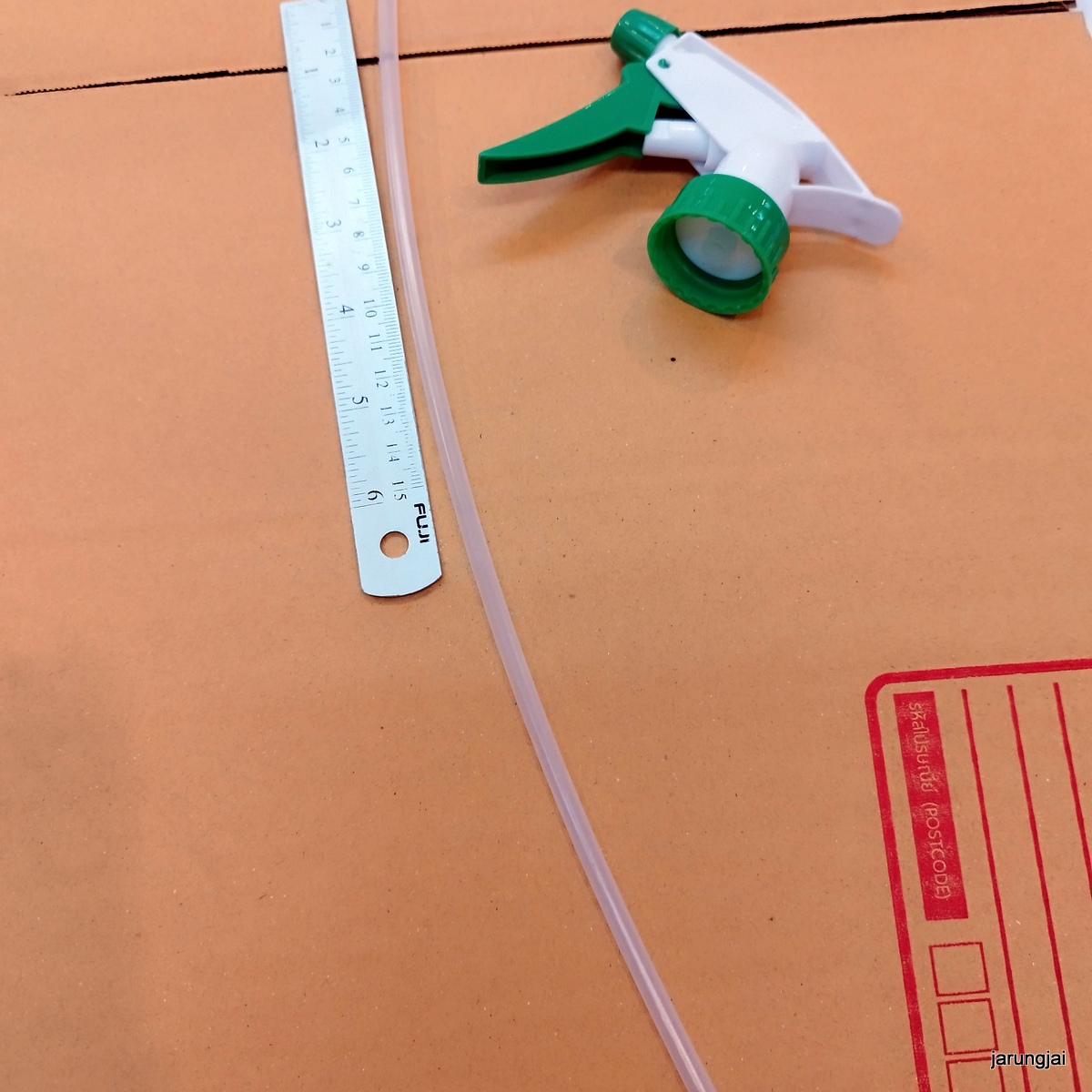 หัวฉีดสเปย์ สีเขียวขาว ฟีอกกี้ พร้อมหลอดอ่อน ยาว 26 ซม สวมขวดแอลกอฮอล์ได้