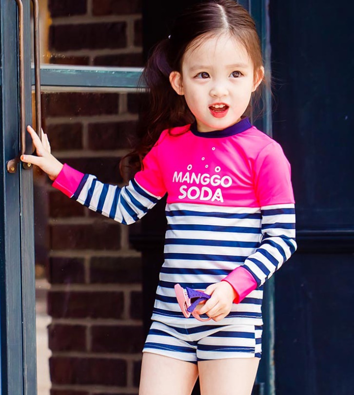 ชุดว่ายน้ำเด็ก พร้อมส่ง :ชุดว่ายน้ำเด็กสีชมพูแขนยาว แต่งลายทางและอักษรมีกางเกงขาสั้น สีสันสดใสแบบสวยน่ารักมากๆจ้า:รอบอก26-34นิ้ว เอว26-32นิ้ว สะโพก28-34นิ้วจ้า