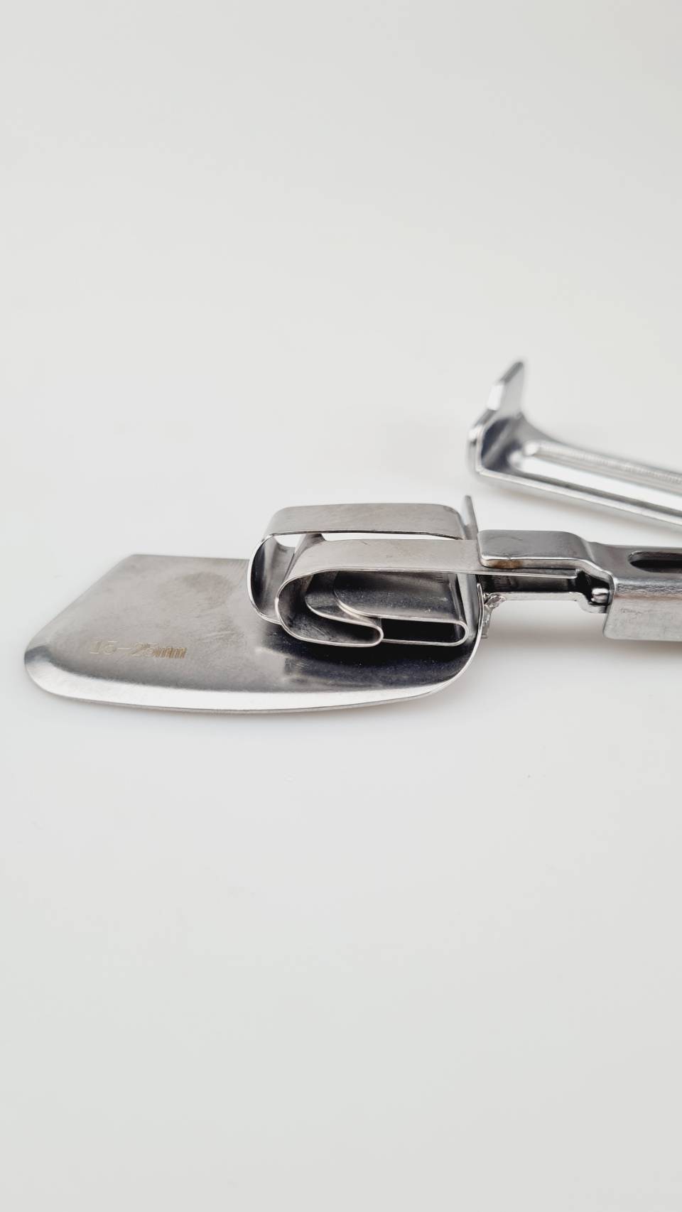 ซองพับชายแบบปรับได้สามารถปรับขนาด 15-25 มิลลิเมตร ในตัวเดียวใช้งานกับ จักรอุตสาหกรรมเข็มเดี่ยว ติดตั้งงง่ายไม่ต้องเปลี่ยนฟันจักร