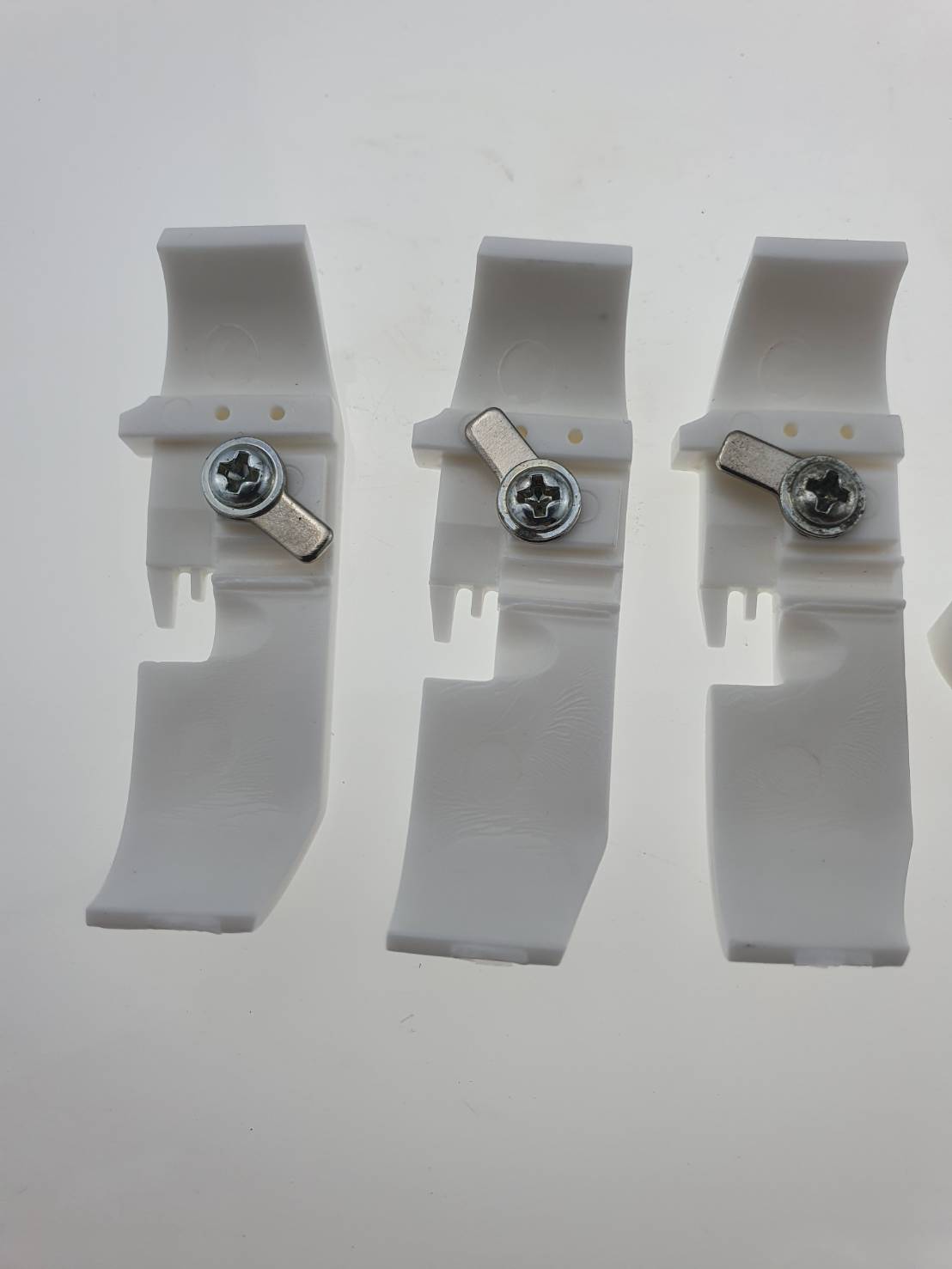 ตีนผีจักรโพ้งสำหรับผ้ายืด สี่เส้น แบบพราสติก เนื้อนิ่มใช้งานง่ายติดตั้งง่ายสำหรับผ้ายืด ใช้กับจักรโพ้งได้ทุกยี่ห้อ