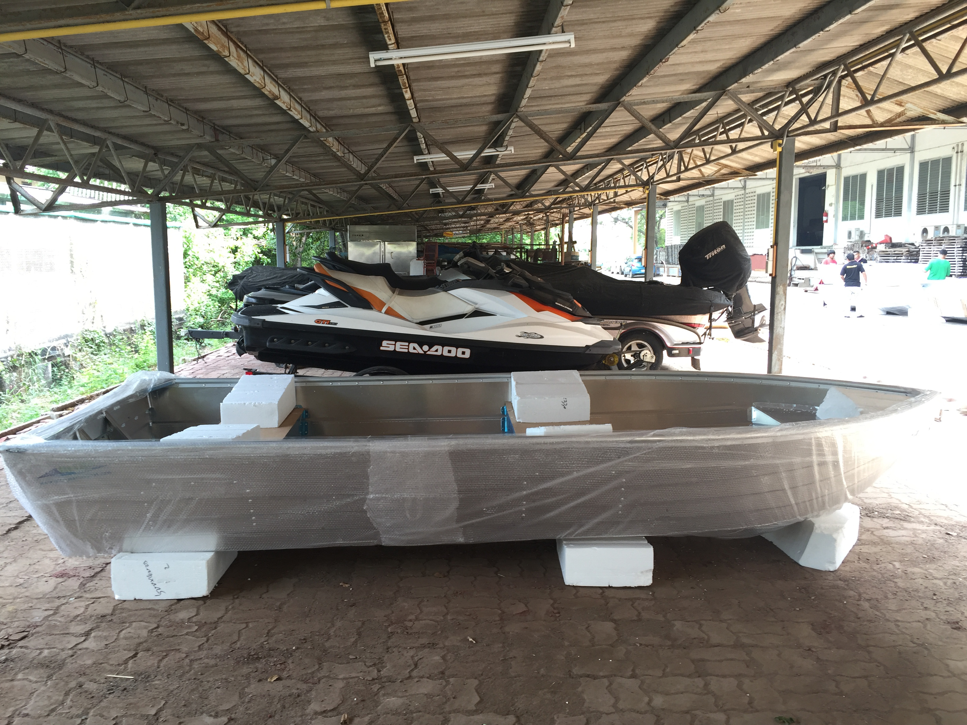 เรือท้องวี รุ่น AV14