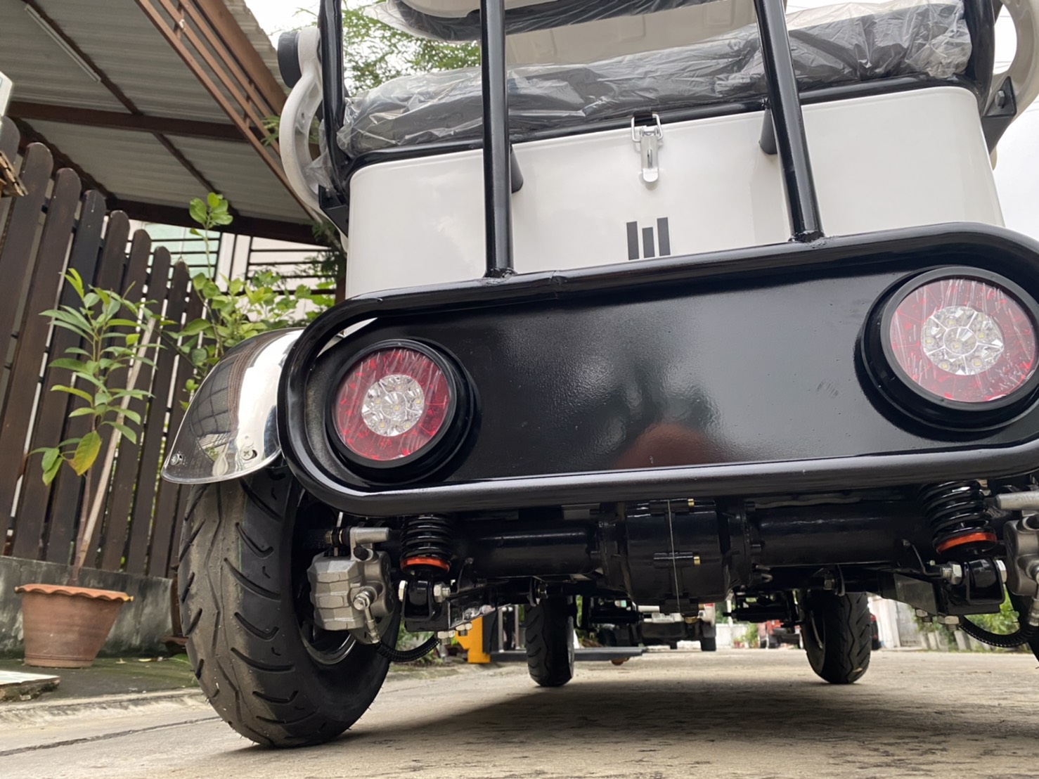 รถไฟฟ้า 4 ล้อ 3 ที่นั่ง รุ่น M-03 ยี่ห้อ CLP CAR ขับแฮนด์บิด ขาว