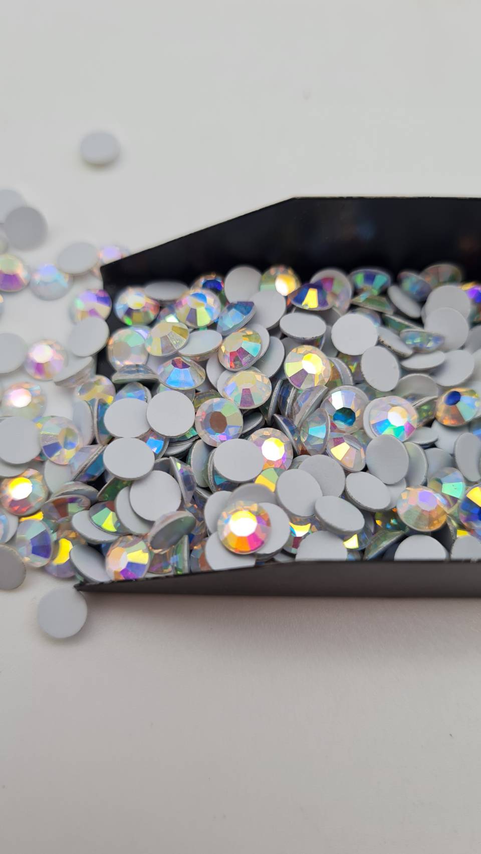 เพชรคคริสตัลก้นแบนและเพชรคริสตัลก้นตัดสีขาว ขนาดต่าง ยี่ห้อเหรียญ (Lian )ก้นตัดก้นเรียบคริสตัลแท้ Swarovski สวารอฟสกี้