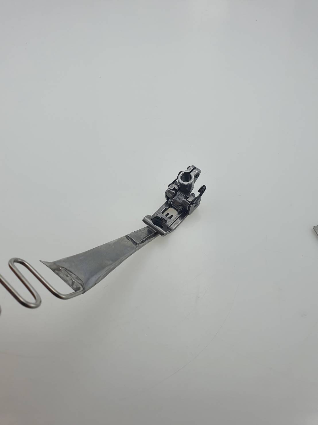 ตีนผีกุ้นจักรลาอุตสาหกรรมแถบผ้า ตีนผีกุ๊นแถบผ้า เช่น กางเกงวอม แถบเส้นบนเสื้อและกางเกงใช้กับจักรลาอุตสาหกรรม