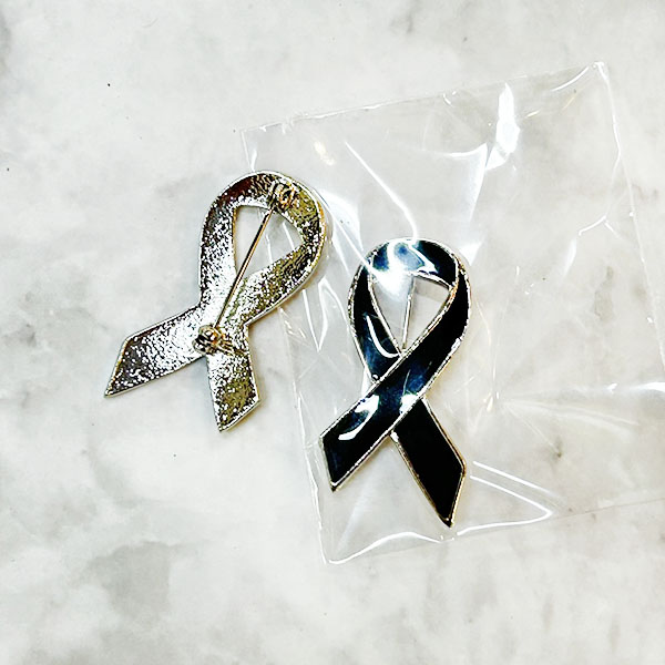 เข็มกลัดโบว์ดำไว้อาลัย โลหะชุบ หลัง เข็มกลัด ชิ้นละ 30.- (โรงงานไทย)