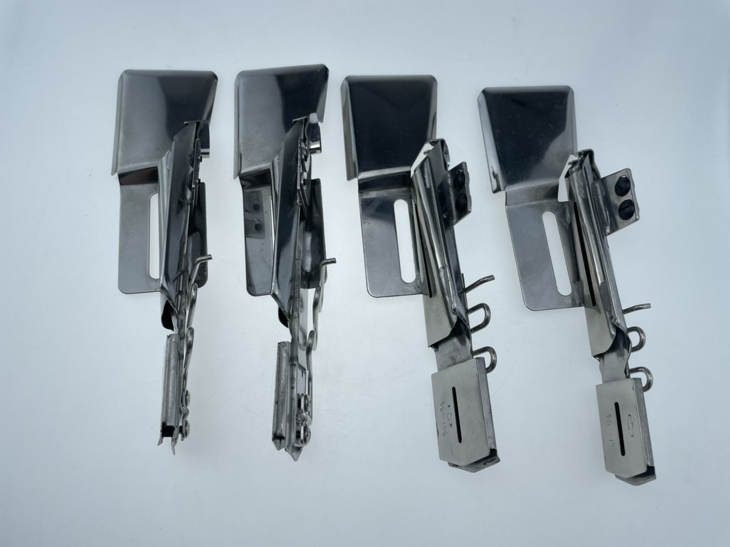 ซอกกุ้นจักรลาอุตสาหกรรมซองกุ๊นติดตั้งง่ายไม่ต้องเปลี่ยนตีนผีและไม่ต้องเปลี่ยนฟันของจักรแต่อย่างไรอมขอบบนปล่อบล่าง(ลาเรียบ)