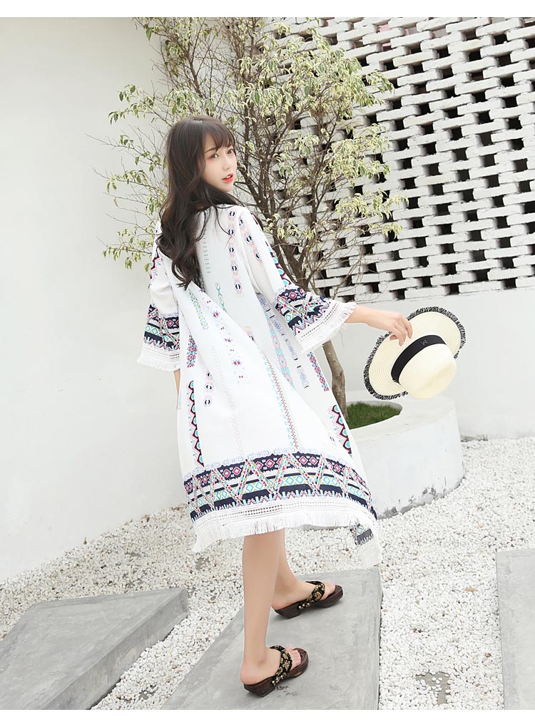 เสื้อคลุมแฟชั่น พร้อมส่ง : เสื้อคลุมสีขาวลายโบฮีเมียนแต่งพู่ที่ขอบแขน แบบสวยมากจ้า