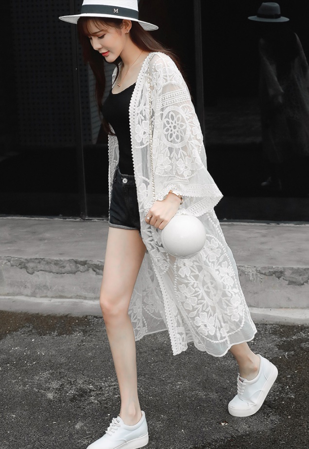 เสื้อคลุมแฟชั่น พร้อมส่ง : เสื้อคลุมสีขาวแต่งผ้าลูกไม้ลายสวย แบบเก๋มากจ้า