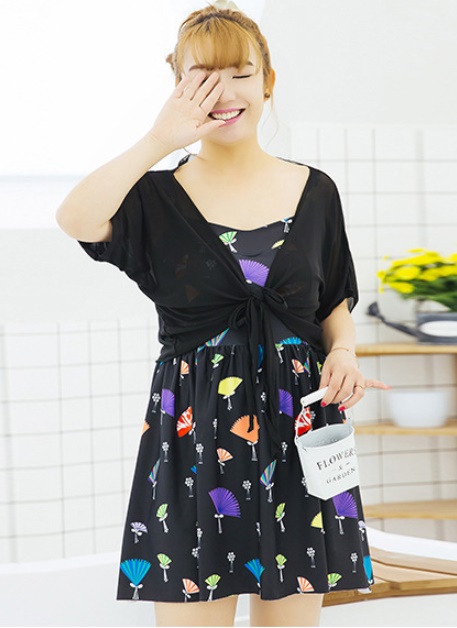 ชุดว่ายน้ำคนอ้วน พร้อมส่ง :ชุดว่ายน้ำไซส์ใหญ่แฟชั่นสีดำแต่งลายพัดสีสวย มาพร้อมเสื้อคลุมสุดเก๋ มีกางเกงขาสั้นใส่ด้านในแบบสวย น่ารักมากๆจ้า: รอบอก36-46นิ้ว เอว34-44นิ้ว สะโพก36-46นิ้ว เสื้อคลุมFreesize