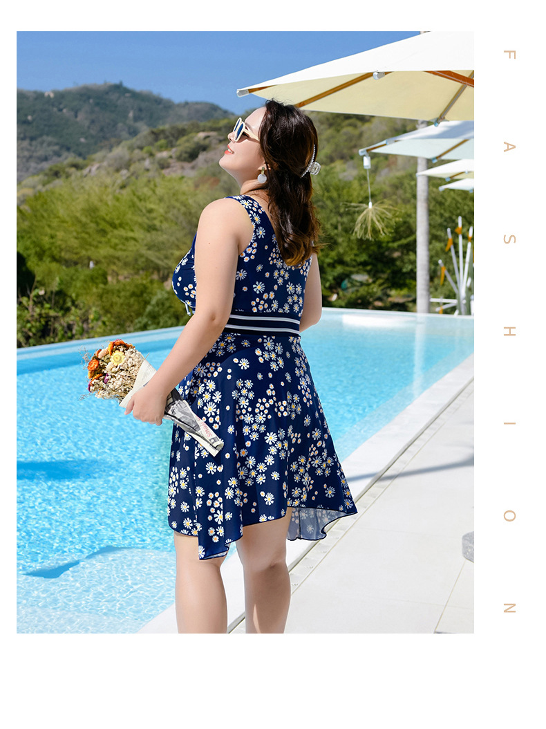 ชุดว่ายน้ำคนอ้วน 6xl พร้อมส่ง :ชุดว่ายน้ำไซส์ใหญ่ชุดเที่ยวทะเลสีน้ำเงินแต่งลายดอกไม้มาพร้อมเสื้อคลุมมี Hood มีกางเกงขาสั้นใส่ด้านในสีสันสวยสดใส แบบเก๋น่ารักมากๆจ้า : รอบอก 40 - 50 นิ้ว เอว 36 - 48 นิ้ว สะโพก 44 - 54 นิ้ว เสื้อคลุมรอบอกกว้าง 56 นิ้ว