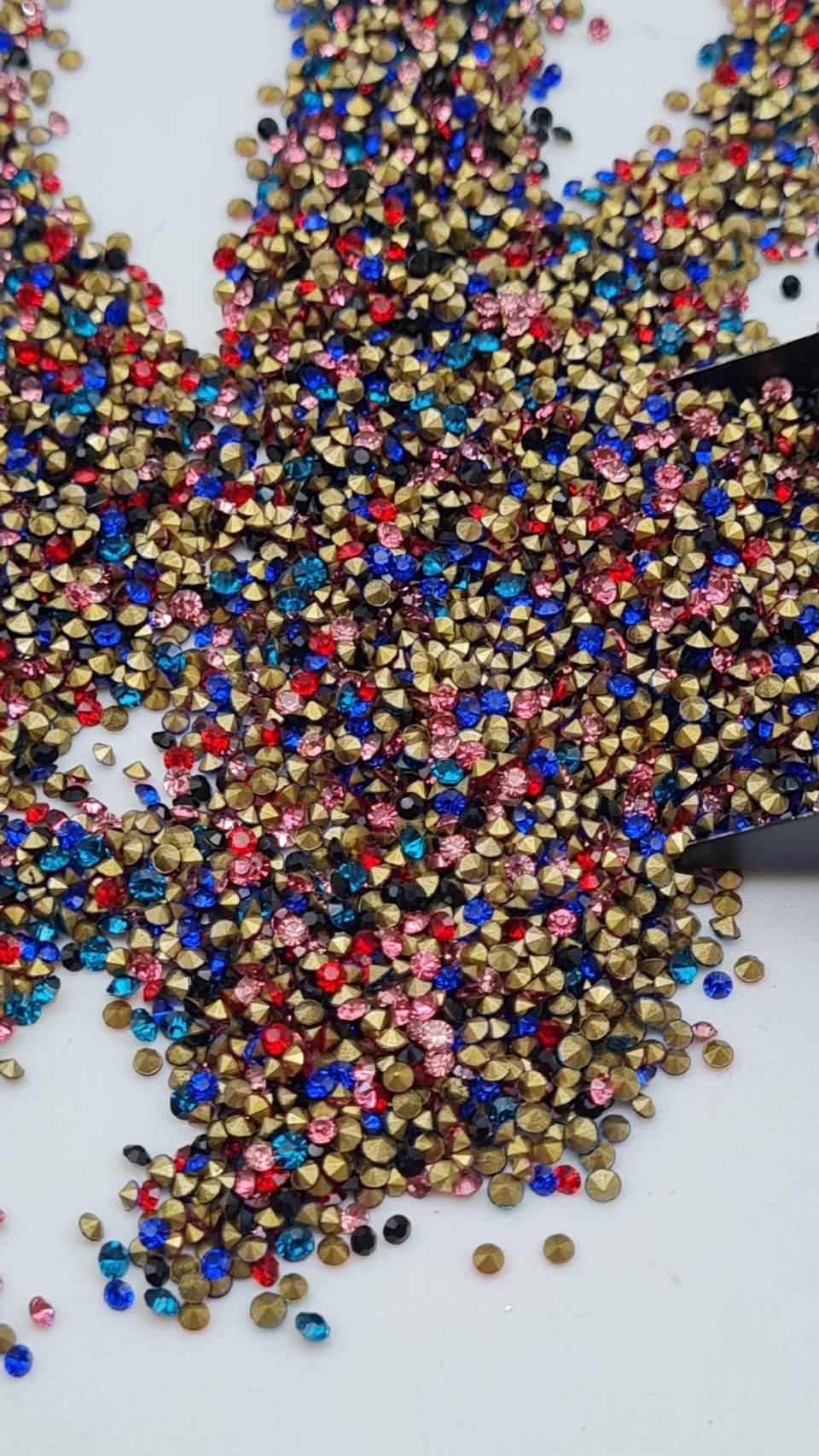 เพชรคริสตัลก้นแหลมขนาด 1.7 มิลลิเมตร (SS5) เพชรคริสตัลสำหรับงานเครื่องประดับ งานจิวเวลรี่ 1 ห่อมี 1440 เม็ด