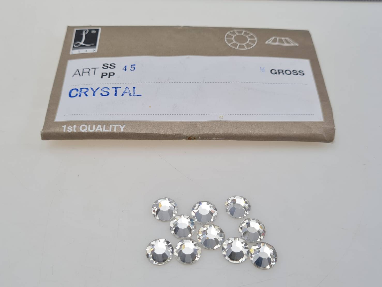 เพชรคคริสตัลก้นแบนและเพชรคริสตัลก้นตัดสีขาว ขนาดต่าง ยี่ห้อเหรียญ (Lian )ก้นตัดก้นเรียบคริสตัลแท้ Swarovski สวารอฟสกี้