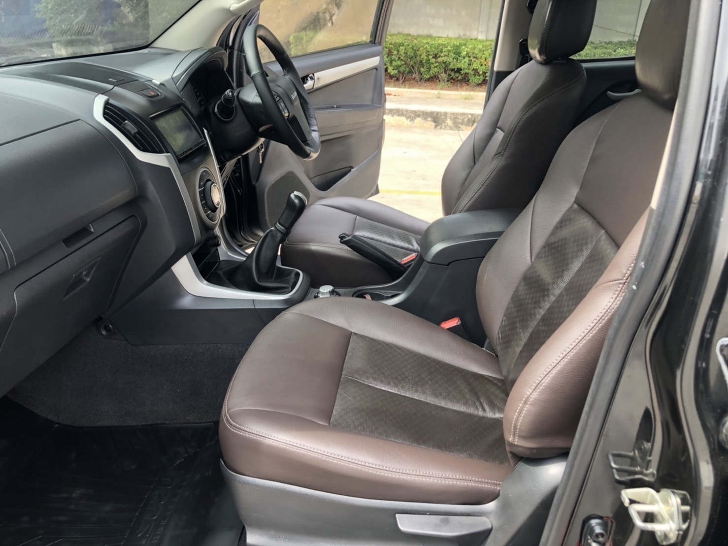 Isuzu Dmax Vcross 3.0Z Pretige Vgs Turbo Cab4 MT 2012