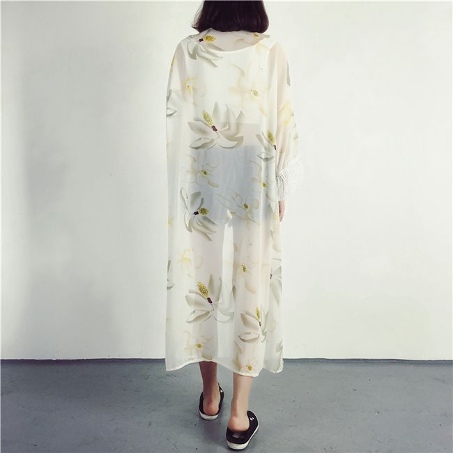 เสื้อคลุมแฟชั่น พร้อมส่ง : เสื้อคลุมสีขาวแต่งลายดอกไม้สีสันสดใสและพู่ที่ปลายแขน แบบเก๋มากจ้า