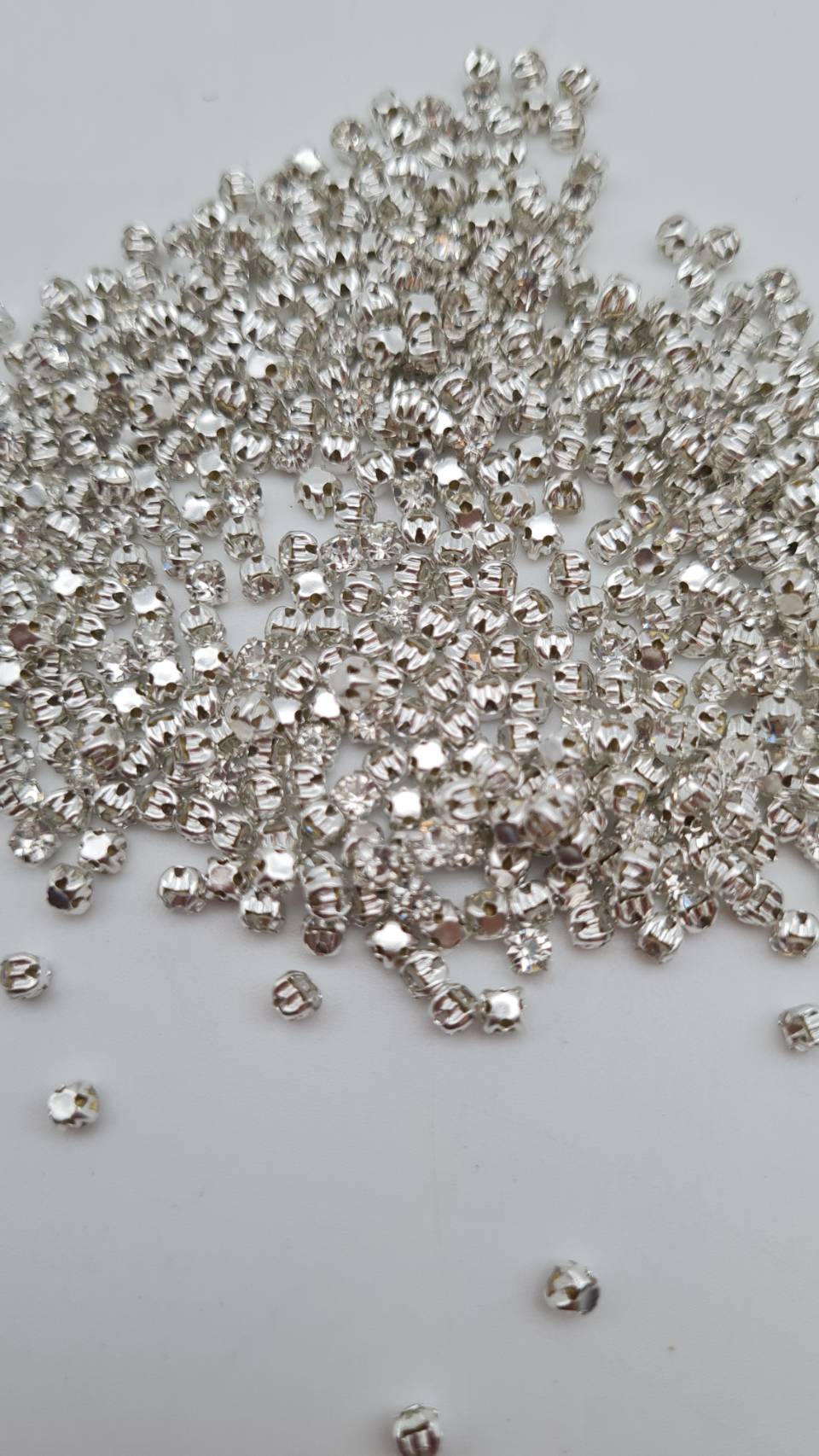 เพชรคริสตัลก้นแหลมสีใส พร้อมหนามเตย ประกอบมากับเม็ดคริสตัลเรียบร้อยพร้อมใช้งาน คริสตัลก้นแหลมหนามเตย