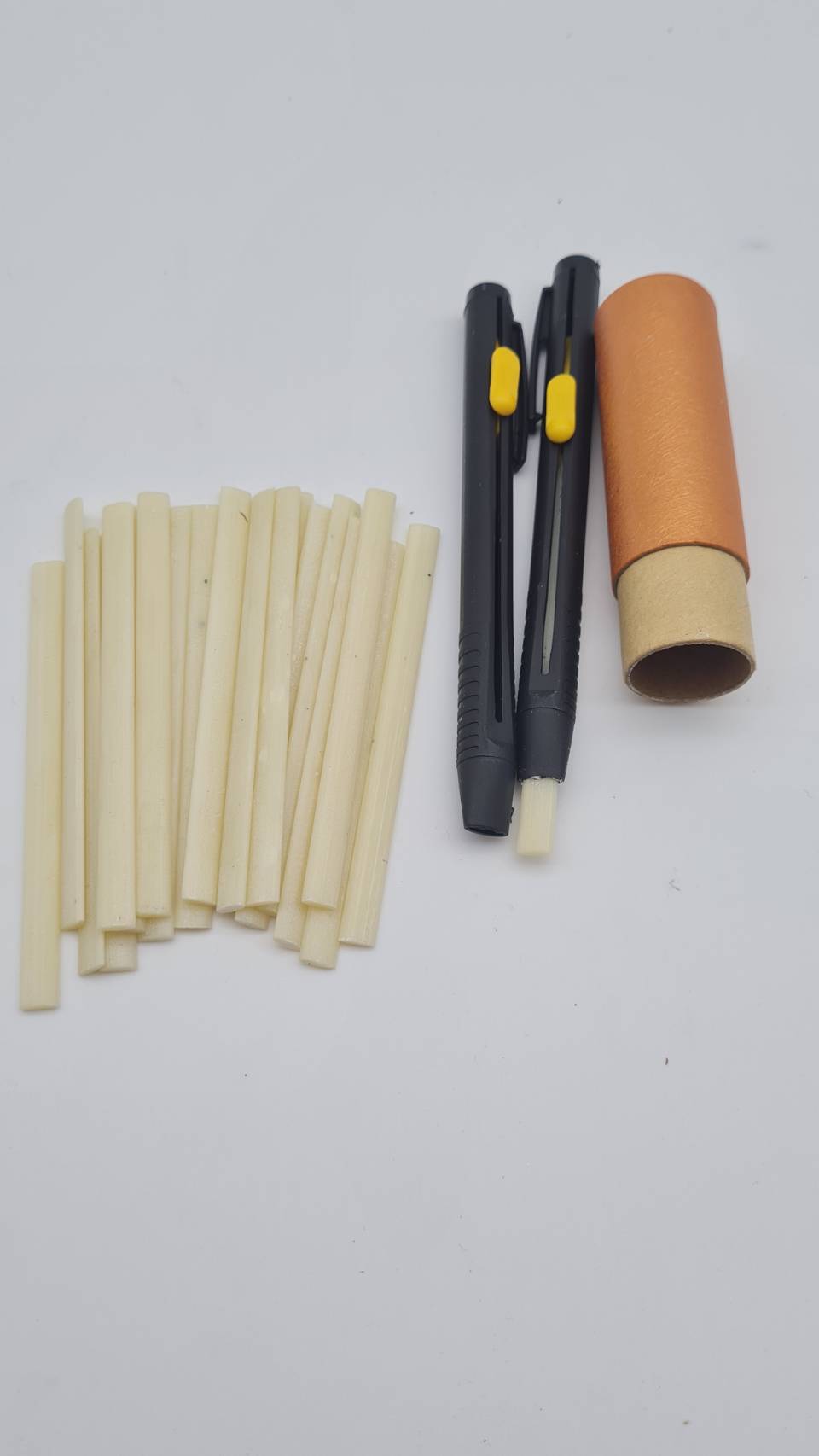 ชอร์คเขียนผ้า เส้นคมชัดไม่ต้องเหลาเนื้อเหนียวไม่หักง่ายใช้งานสะดวกมีปากกา 2ชิ้น ชอร์ค 20 ชิ้น