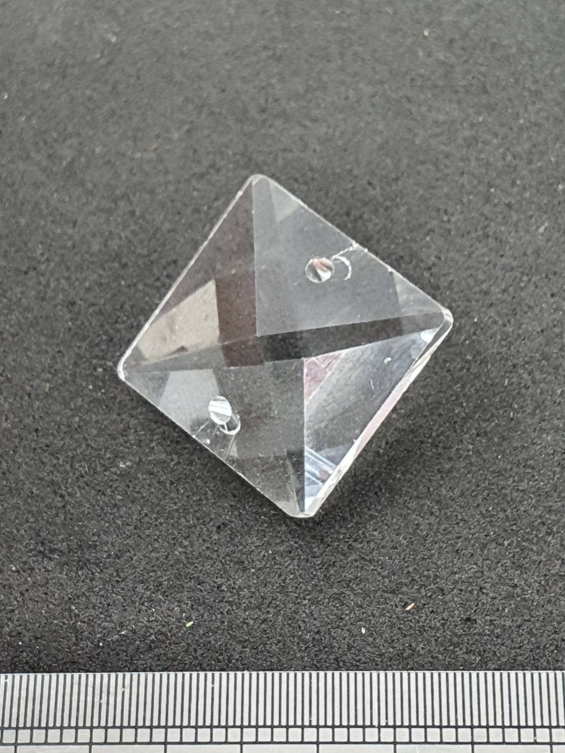 คริสตัลห้อย คริสตัลแปดเหลี่ยมสำหรับประดับสถานที่มีหลายแบบสามารถร้อยเป็นเส้นด้วยห่วงลวด