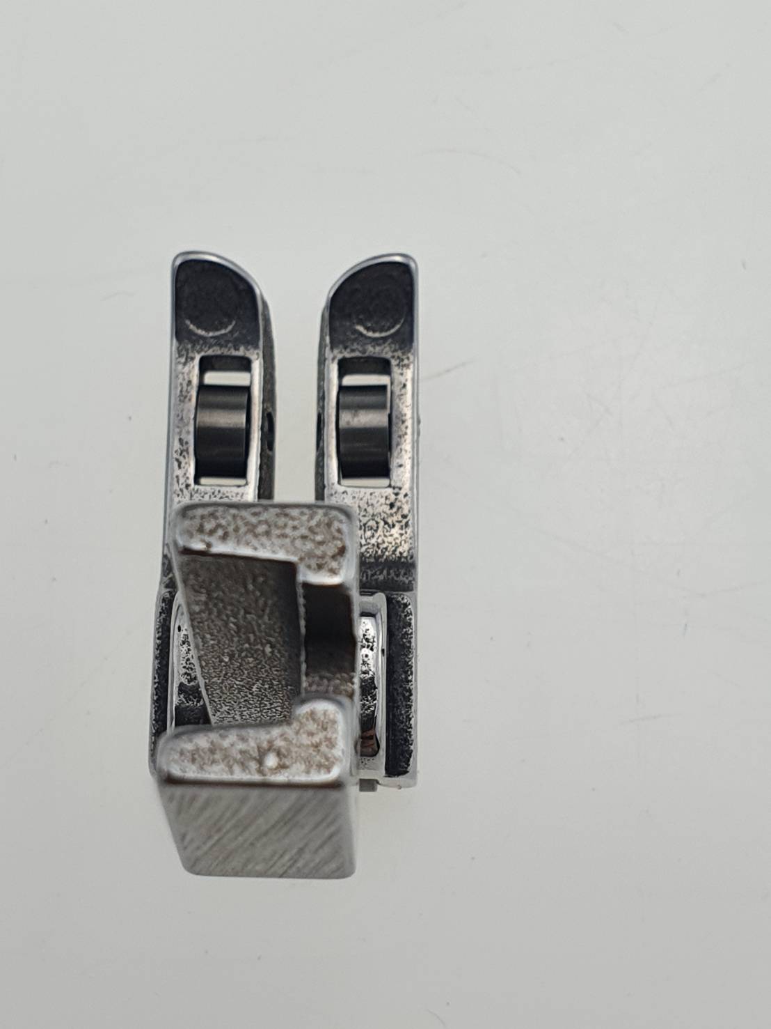 ตีนผีลูกล้อ SPK-3 สำหรับจักรอุตสาหกรรมเข็มเดี่ยว สำหรับเย็บงาน ผ้าหนา งานผ้าใบ งานผ้าม่าน งานเย็บหนังต่าง ๆ ช่วยทำให้เย็บงานลื่น