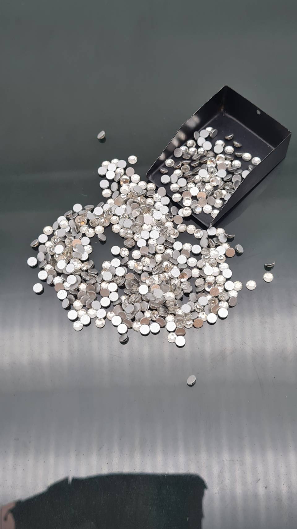 คริสตัลหลังแบน สีคริสตัล และสีรุ้ง เพชรก้นตัดประดับองค์พระเม็ดคริสตัลสำหรับงาน DIY