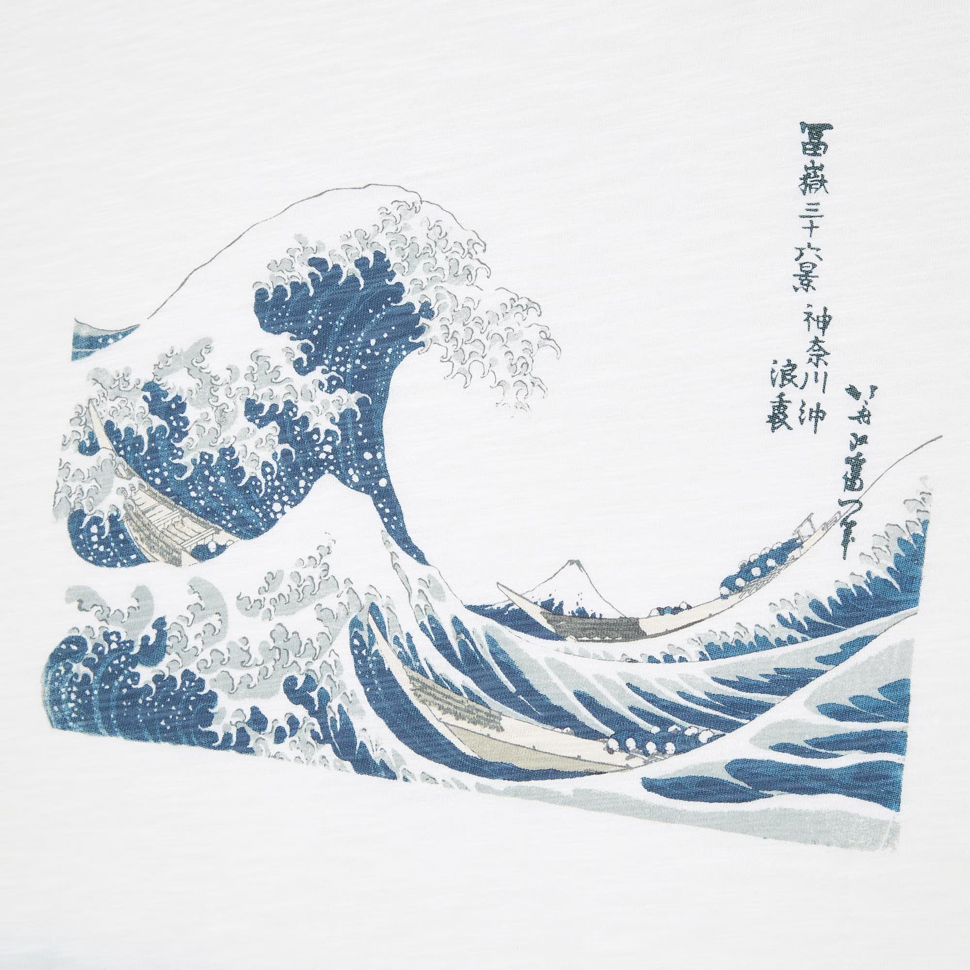 [PRE-ORDER] เสื้อยืด UNIQLO UT T-shirt Ukiyo-e (浮世絵) ลายเกลียวคลื่นยักษ์ คานากาวะ (The Great Wave off Kanagawa) ภาพคลื่นยักษ์ญี่ปุ่น - นำเข้าจากญี่ปุ่น