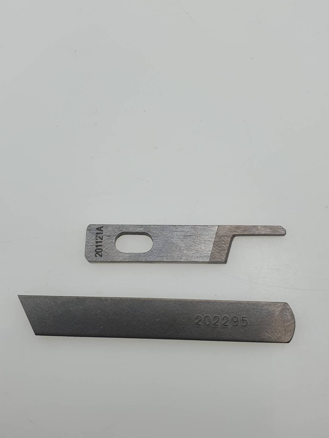 ใบมีดจักรโพ้งสำหรับจักรโพ้งอุตสาหกรรมแบบสี่ เส้น ติดตั้งได้ทุกรุ่นใช้งานทนผลิตจากเหล็กเนื้อดี