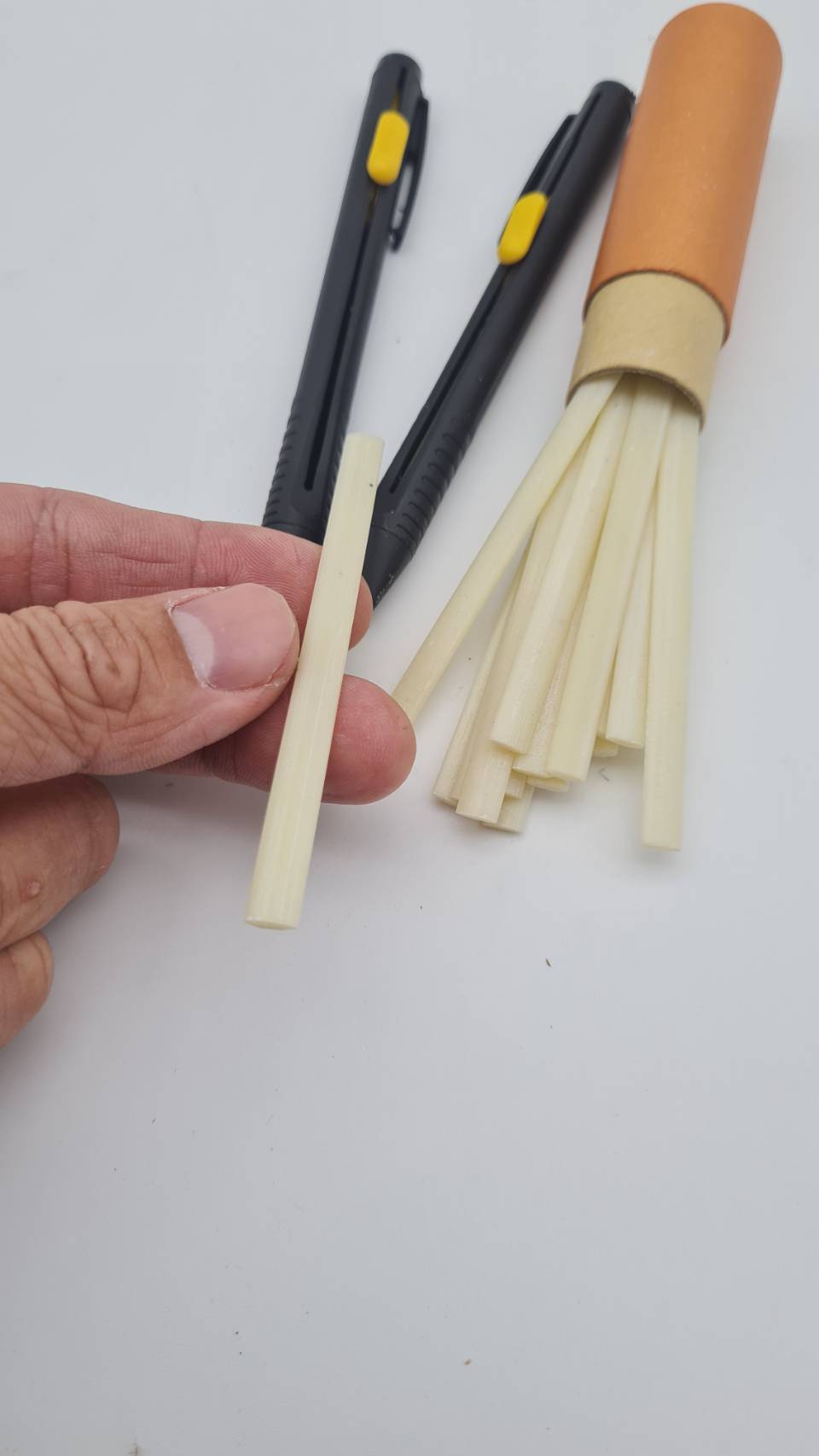 ชอร์คเขียนผ้า เส้นคมชัดไม่ต้องเหลาเนื้อเหนียวไม่หักง่ายใช้งานสะดวกมีปากกา 2ชิ้น ชอร์ค 20 ชิ้น