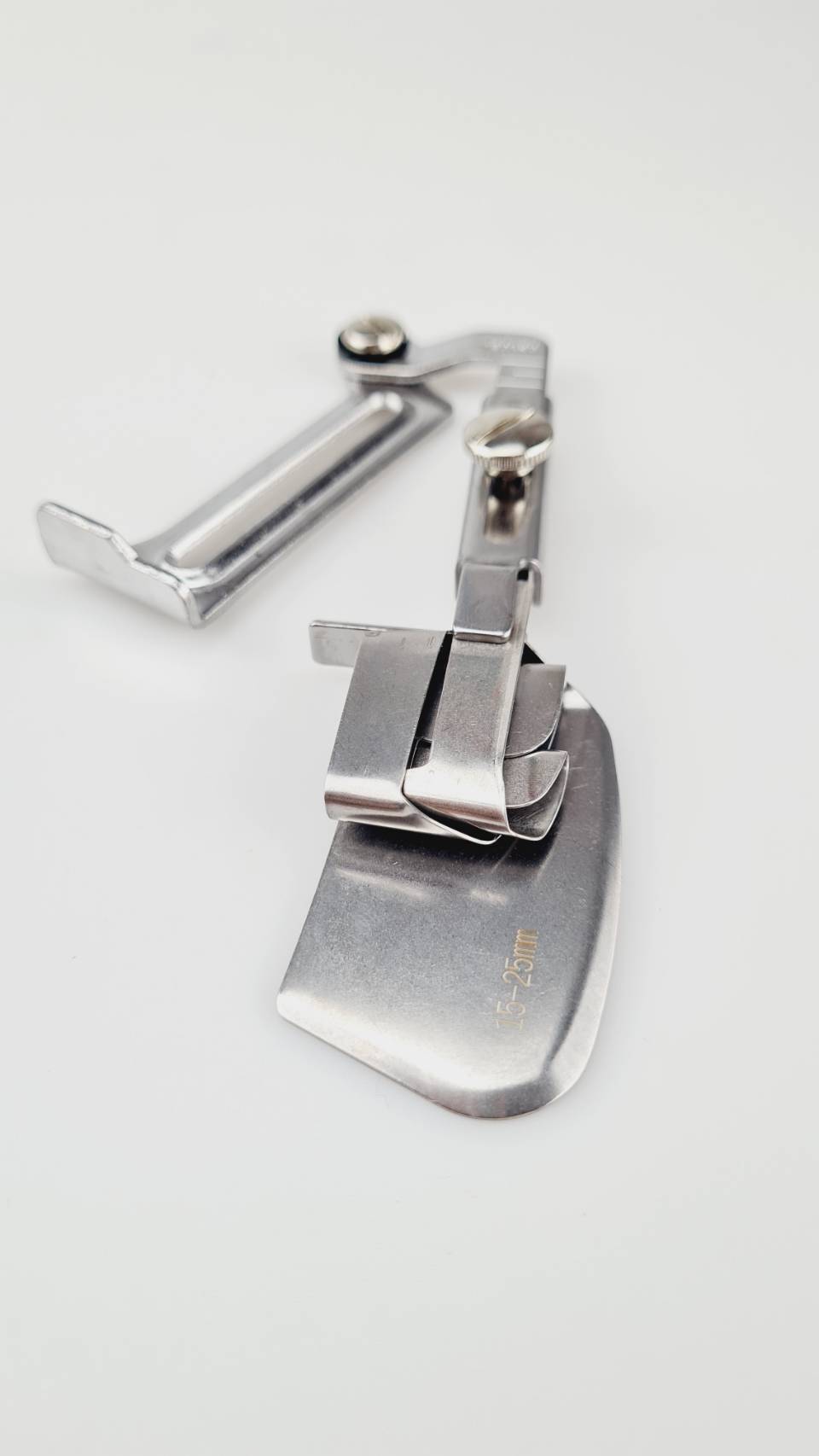 ซองพับชายแบบปรับได้สามารถปรับขนาด 15-25 มิลลิเมตร ในตัวเดียวใช้งานกับ จักรอุตสาหกรรมเข็มเดี่ยว ติดตั้งงง่ายไม่ต้องเปลี่ยนฟันจักร